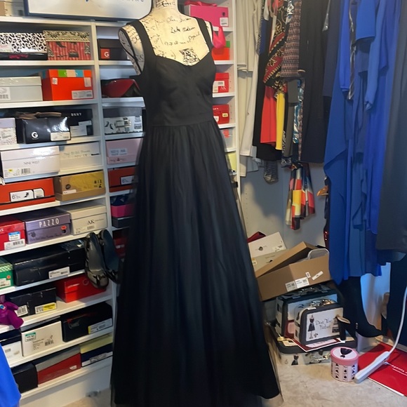 Gorgeous Gown by Aidan Mattox Black Size 10 but fits more like an 8 - Picture 2 of 8